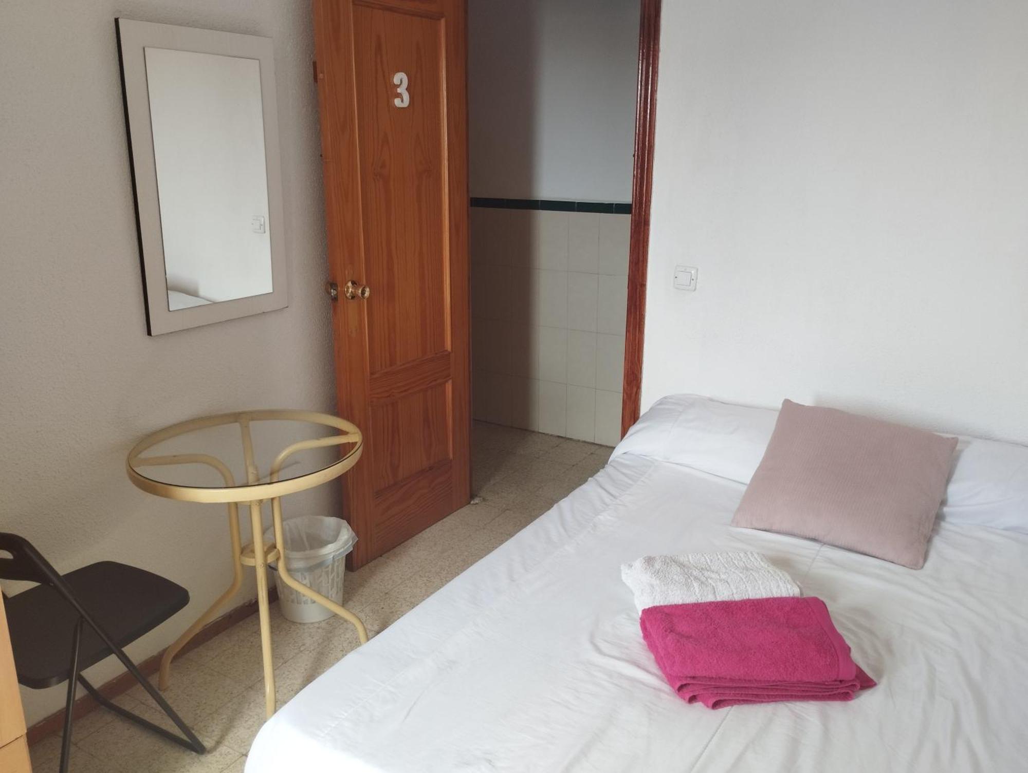 Habitaciones Privadas Con Cama Doble En Sevilla Zewnętrze zdjęcie